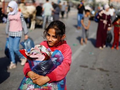 Un niña sale de Gaza durante el conflicto entre Israel y Hamas, este jueves.