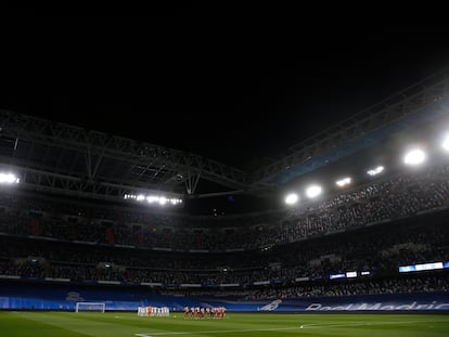 Vista general del Bernabéu durante el minuto de silencio.