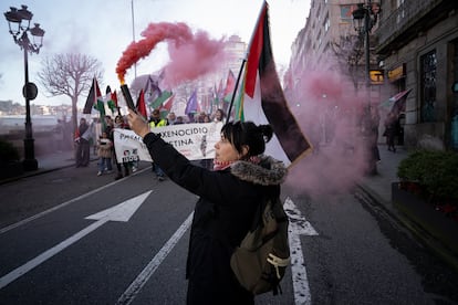 Una mujer sujeta un bote de humo durante la manifestación en apoyo a Palestina, este sábado en el centro de Vigo.