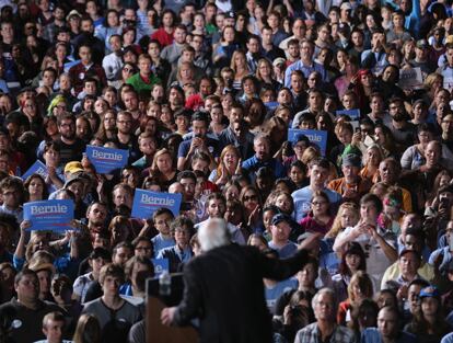 Bernie conecta de una manera apabullante con los jóvenes.