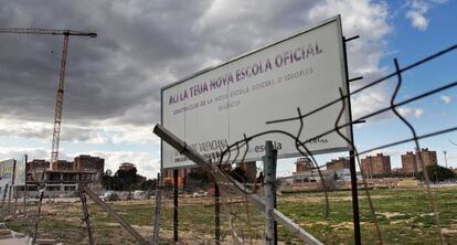 El cartel que anuncia la descartada Escuela Oficial de Idiomas sigue en la misma parcela.