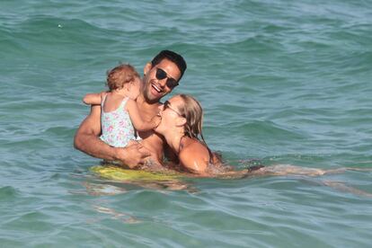 Mientras, al otro lado del charco, Falcao, futbolista del Mónaco, disfruta de unos días de descanso con su familia en las playas de Miami.
