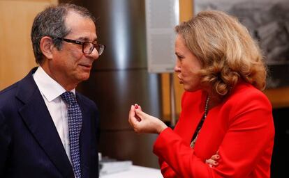 La ministra de Economía, Nadia Calviño, con el ministro de Finanzas italiano, Giovanni Tria, en Luxemburgo, este jueves.