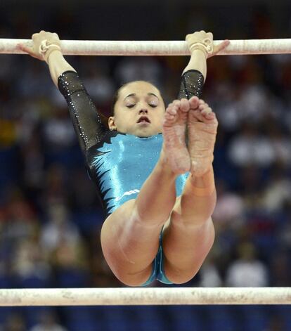 Larisa Andreea de Rumania realizando su ejercicio en las barras paralelas.