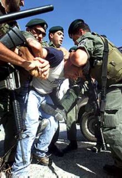Varios soldados reducen a un manifestante palestino en Jerusalén.