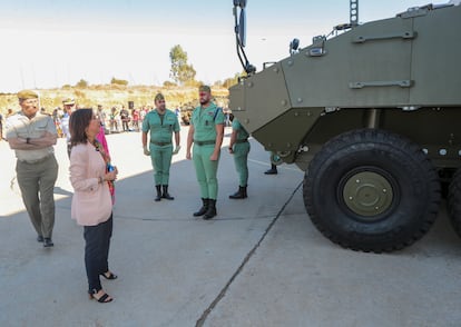 La ministra de Defensa, Margarita Robles, en una visita a la planta de Santa Bárbara Sistemas, en Alcalá de Guadaira (Sevilla), frente a un VCR Dragón 8x8 en 2023.