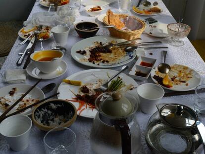 Restos tras un almuerzo con comida china.