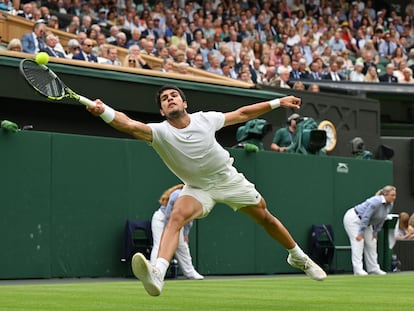 Alcaraz intenta devolver la pelota durante el partido contra Jarry en la central de Wimbledon.