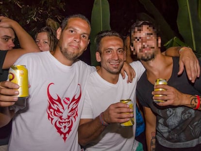 Marcelo Rey (i) junto al propietario del bar, Gastón Carniel.