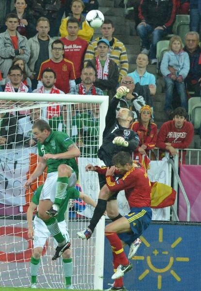 El guardameta Shay Given despeja un balón en su área.