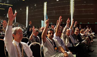 Votación de resoluciones el 30 de agosto pasado en la asamblea de la Unión Astronómica Internacional en Pekín.