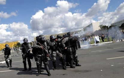 Los antidisturbios se enfrentan a los protestantes de la manifestación.