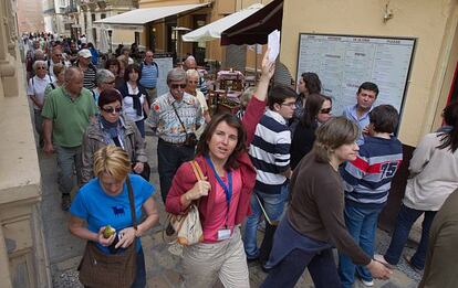 Un grupo de turistas recorre el centro de M&aacute;laga acompa&ntilde;ado de su gu&iacute;a.