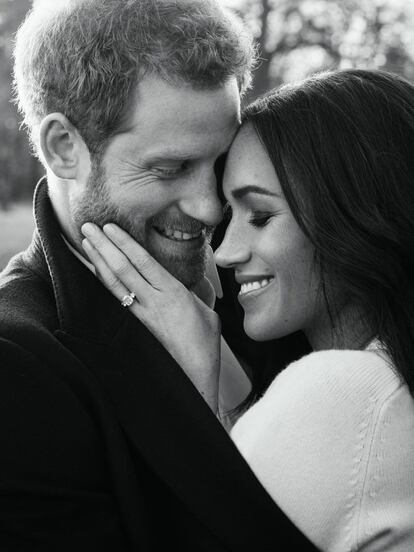 La historia de amor de Meghan Markle y el príncipe Enrique pronto se convirtió en un icono global. La pareja posó junta para unas fotos después de su compromiso, tomadas por el fotógrafo de moda y famosos Alexi Lubomirski, que contribuyeron a acrecentar el mito alrededor de ellos, sobre el príncipe que se casaba con la actriz de Hollywood.