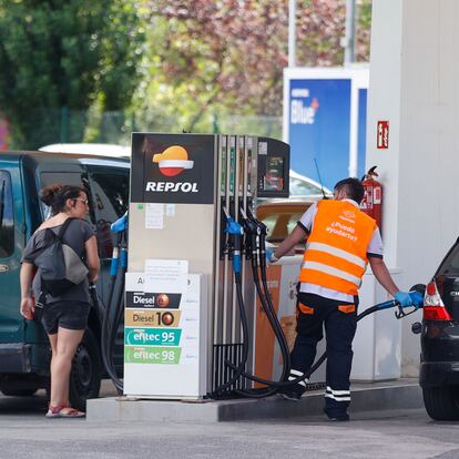 GRAFCAV8384. BILBAO, 28/07/2022.-Una gasolinera de Repsol este jueves en Bilbao. La compañía petrolera Repsol obtuvo un beneficio neto de 2.539 millones de euros en el primer semestre del año 2022, el doble (105,6 % más) que en el mismo periodo de 2021, impulsado por la subida de los precios de las materias primas en los mercados mundiales por la guerra de Ucrania. EFE/Luis Tejido