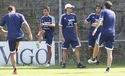 Luis Enrique dirige el entrenamiento del Celta en su primer día de pretemporada. El club gallego, que evitó la permanencia in extremis al ganar sus dos últimos partidos, no quiso dar continuidad al proyecto de Abel Resino y contrató al asturiano, que entrenó a la Roma en la temporada 2011-12