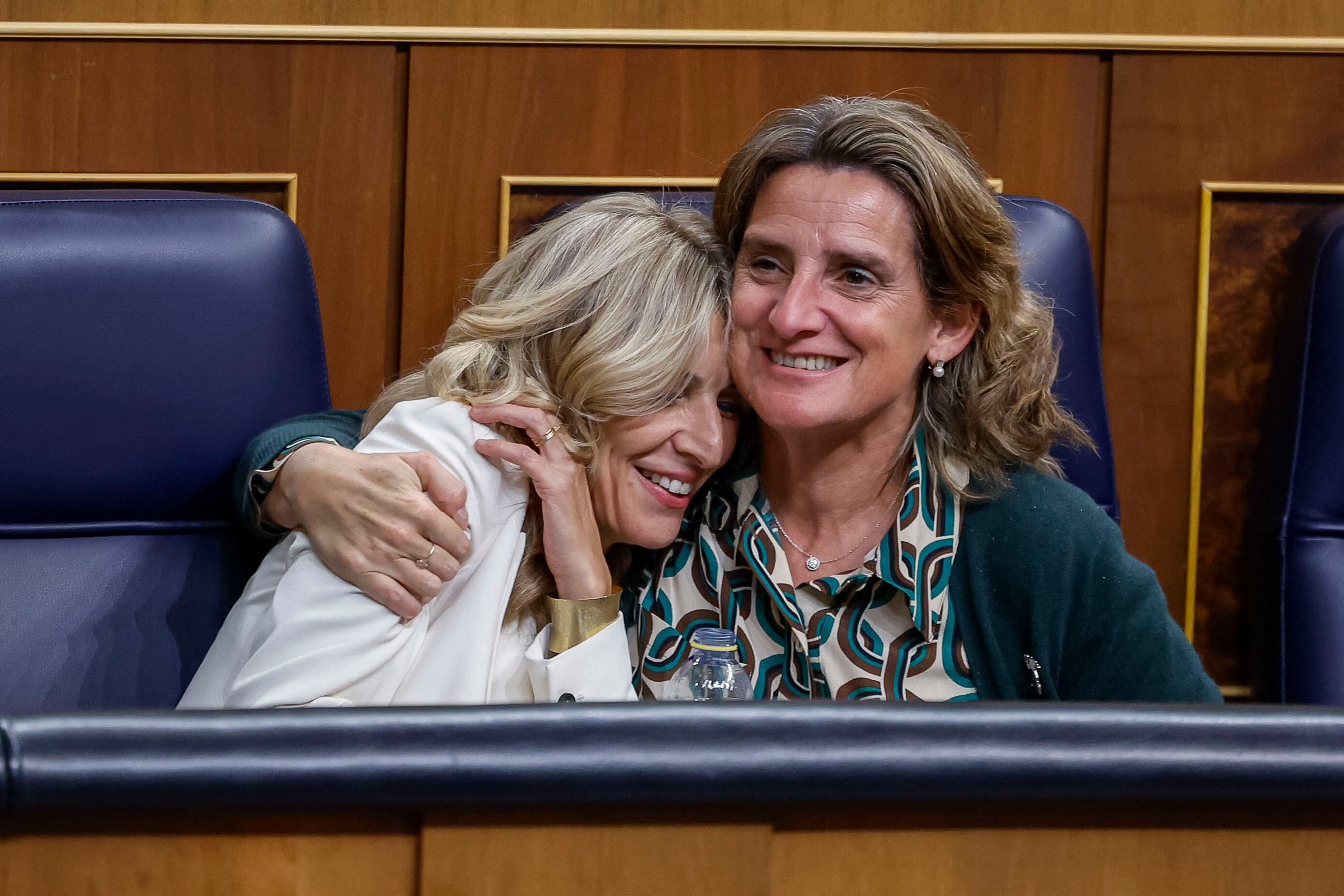 Teresa Ribera, vicepresidenta tercera y ministra para la Transición Ecológica y el Reto Demográfico en funciones, abraza a la líder de Sumar, Yolanda Díaz, tras la intervención de esta en el debate de investidura.