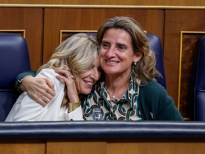 La vicepresidenta segunda, Yolanda Díaz, y la vicepresidenta tercera y ministra para la Transición Ecológica, Teresa Ribera, durante el primer día del pasado debate de investidura.