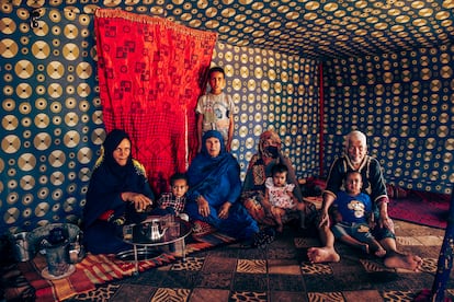 La familia de Salek Mohamed Salem, de 82 años (a la derecha), y Ala Rabub Handy, de 70 (en el centro, de azul), se reúne bajo la jaima de los abuelos en Auserd (Tinduf). Sus hijas y nietas están preocupadas por su estado de salud, el calor es insoportable y no tienen aire acondicionado, explican. Ambos nacieron españoles en el Sáhara Occidential, cuando era la provincia número 53. Huyeron en 1975, cuando Marruecos se anexionó la excolonia española. Desde entonces dependen por completo de la ayuda internacional para sobrevivir, pero cada vez están más apurados. 