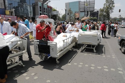 Vários pacientes são retirados de um hospital e atendidos na rua depois do tremor de magnitude 7,1 sentido na Cidade de México.