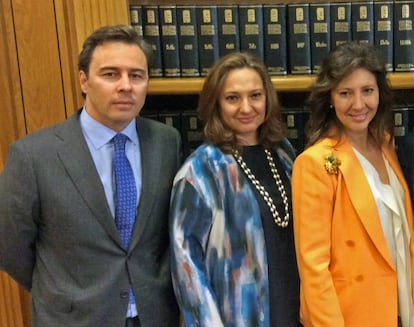 Dimas Gimeno, expresidente de El Corte Inglés, con Marta y Cristina Álvarez Guil, consejeras del grupo, en 2015.