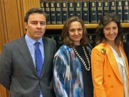 Dimas Gimeno, expresidente de El Corte Inglés, con Marta y Cristina Álvarez Guill, consejeras del grupo, en 2015.