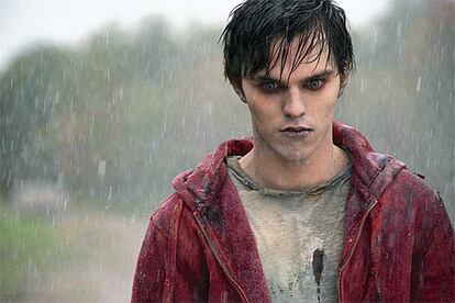 La dieta de carne humana no favoreció mucho a R, el amable zombi que interpreta Nicholas Hoult en Warm Bodies (J. Levine, 2013).