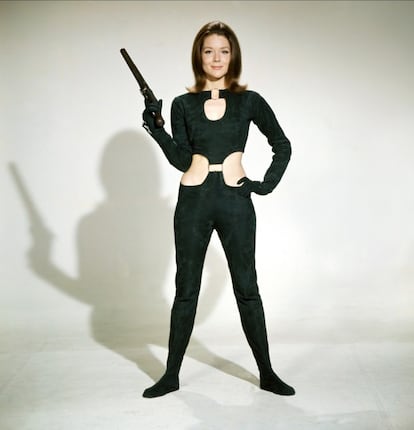 En los años 60, Emma Peel, personaje de Los Vengadores interpretado por Diana Riggs, fue la maestra del mono de trabajo sensual. Un arma sexualizada para acabar con los malvados. Los llev de todas las formas y estilos, pero siempre, siempre, con un toque extra de picardía. Después de todo, estaba ideada únicamente para el deseo masculino. Los propios guionistas querían un personaje con «atractivo para los hombres» (en inglés «man appeal») así que le pusieron, directamente, un nombre con una sonoridad parecida.