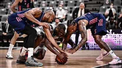 Tyus, Yabusele y Thompkins pugnan por un balón