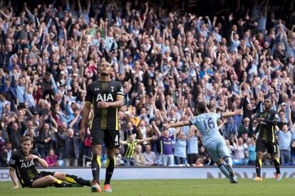 Agüero celebra uno de sus goles contra el Tottenham.