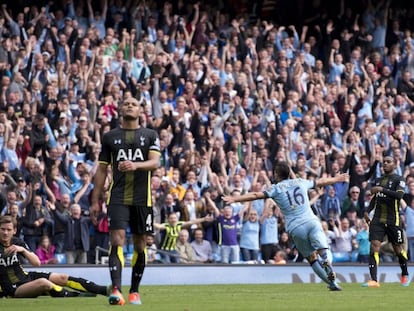 Agüero celebra uno de sus goles contra el Tottenham.