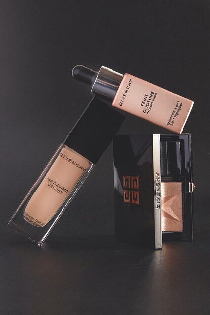 Aliados para preparar el rostro. Base de maquillaje Matissime Velvet (49,50 €), iluminador Teint Couture Radiant Drop (44,50 €) e iluminador Mystic Glow, de la colección Xmas 2018 (44,50 €). Todo de Givenchy.
