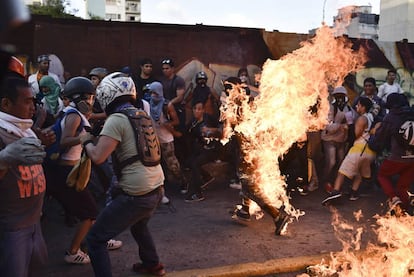 Un grupo de manifestantes contra Maduro el 20 de mayo de 2017 prende fuego a Orlando Figuera, que falleció poco después.
