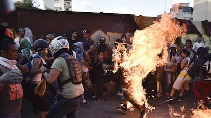 Un grupo de manifestantes contra Maduro el 20 de mayo de 2017 prende fuego a Orlando Figuera, que falleció poco después.