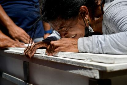 Una mujer llora a su nieta que murió debido en Las Tejerías (Venezuela) por las inundaciones.