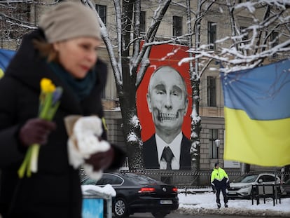 Una pancarta de protesta contra Vladímir Putin se desplegó el pasado mes de febrero en el centro de Riga para recordar el primer aniversario del inicio de la invasión rusa de Ucrania.