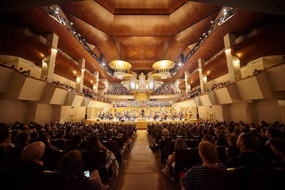 Más de 2.000 asistentes disfrutaron del concierto '1.000 cantando por la depresión', una iniciativa promovida por la compañía farmacéutica Janssen, la Fundación ANAED y Singerhood que ayuda a personas con depresión.