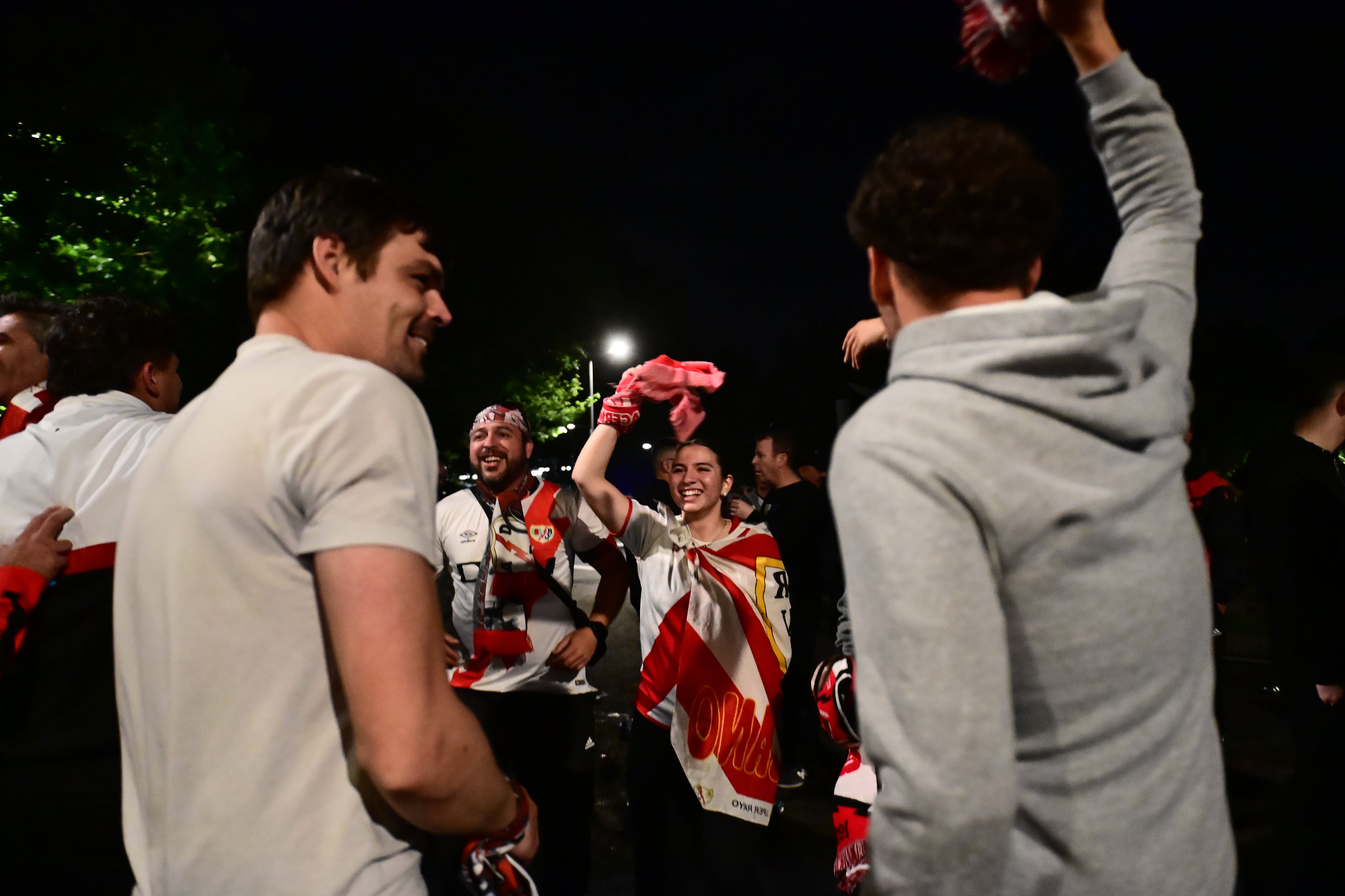 Aficionados del Rayo Vallecano celebra el triunfo del equipo en Vallecas, este jueves. 