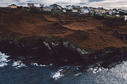 Casas construidas en los peñascos con vistas al mar en el pueblo de Ortiguera, en el concejo de Coaña.