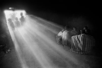 Niños que huyen de la guerra en Sudán del Sur, camino de los campos de refugiados del norte de Kenia (2003). Fotografía del proyecto 'Éxodos'.