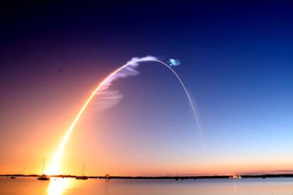 El transbordador espacial <i>Discovery</i>, con siete astronautas a bordo, parte desde la base espacial de la NASA en Cabo Cañaveral (EE.UU.), al sur del estado de Florida.