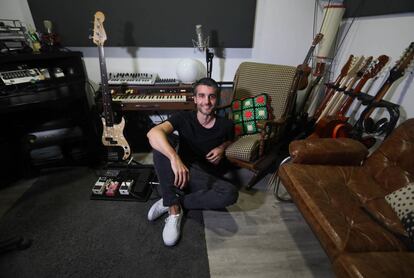 Nico Casal, compositor de bandas sonoras, posando en su estudio.