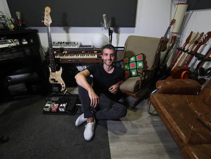 Nico Casal, compositor de bandas sonoras, posando en su estudio.