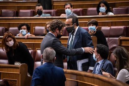 El portavoz de Vox en el Congreso, Espinosa de los Monteros, habla con el diputado José María Sánchez García (de pie, derecha), tras ser llamado la atención por insultar a la diputada del PSOE Laura Berja.