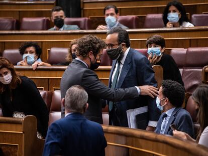 El portavoz de Vox Congreso, Iván Espinosa de los Monteros (en el centro de la imagen) junto al diputado de su formación José María Sánchez García (derecha, de pie) el martes pasado en el Congreso.