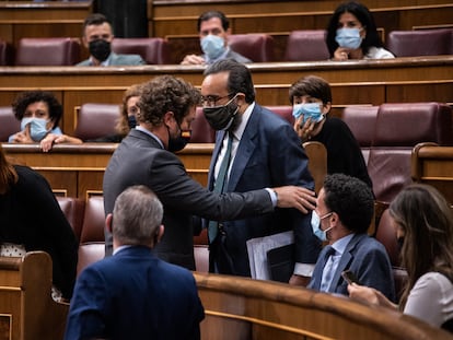 El portavoz de Vox en el Congreso, Espinosa de los Monteros, habla con el diputado José María Sánchez García (de pie, derecha), tras ser llamado la atención por insultar a la diputada del PSOE Laura Berja.