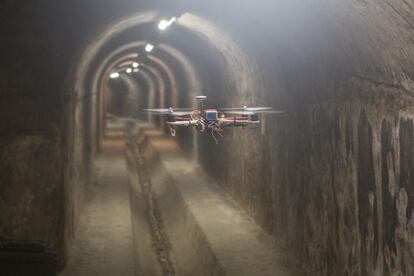 Un dron a l'interior de les clavegueres de Barcelona en una prova.