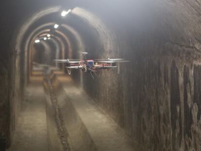 Un dron a l'interior de les clavegueres de Barcelona en una prova.