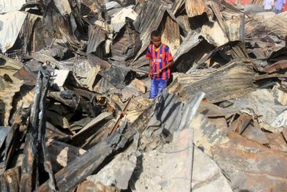 Un niño busca objetos de valor en las ruinas de un edificio tras un incendio ocurrido en un mercado de Mogadiscio, Somalia.