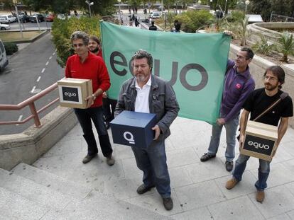 Equo Madrid entrga sus avales a la Junta Electoral Provincial.